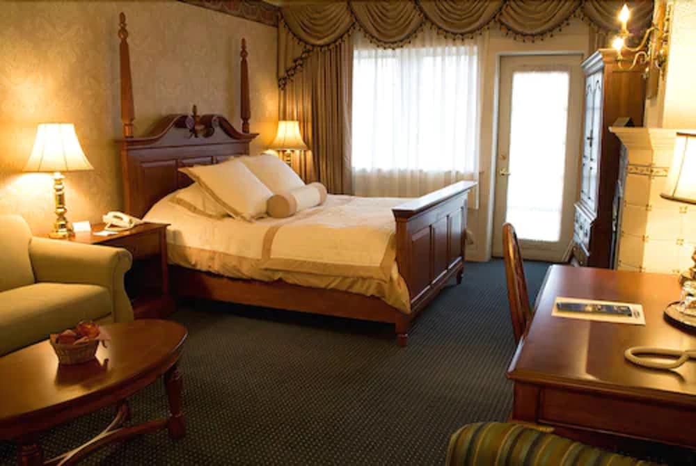 Standard Room, 1 Queen Bed, Garden View (Center)