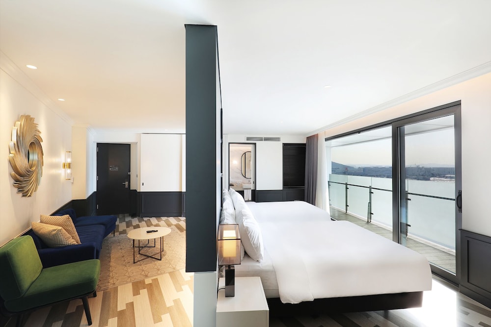 Junior Suite Quadruple (Complimentary Pool Access for 4) - Photo 1