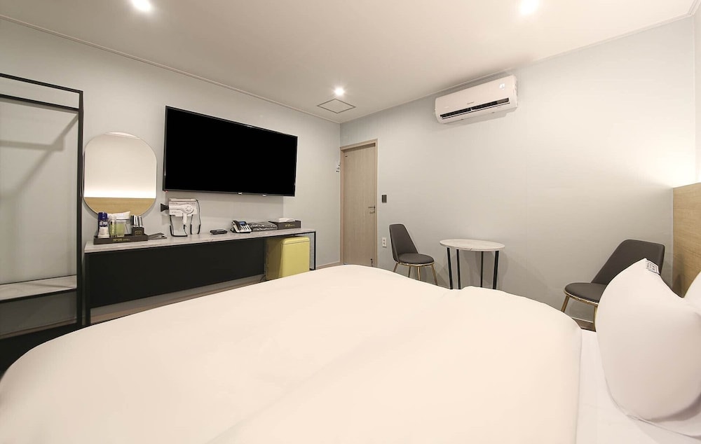 Standard Double Room Single Use - Photo 4