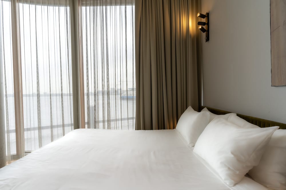 Junior Suite, 1 Twin Bed, Lake View thumbnail 5