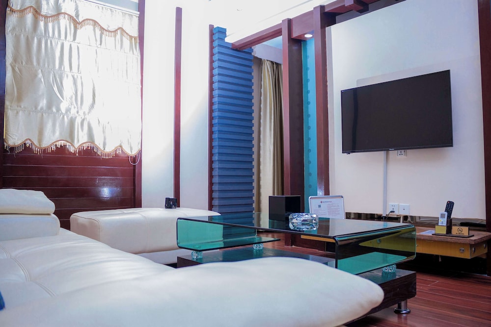 Suite, 1 King Bed, Non Smoking, Kitchen (Separate Lounge) photo 3