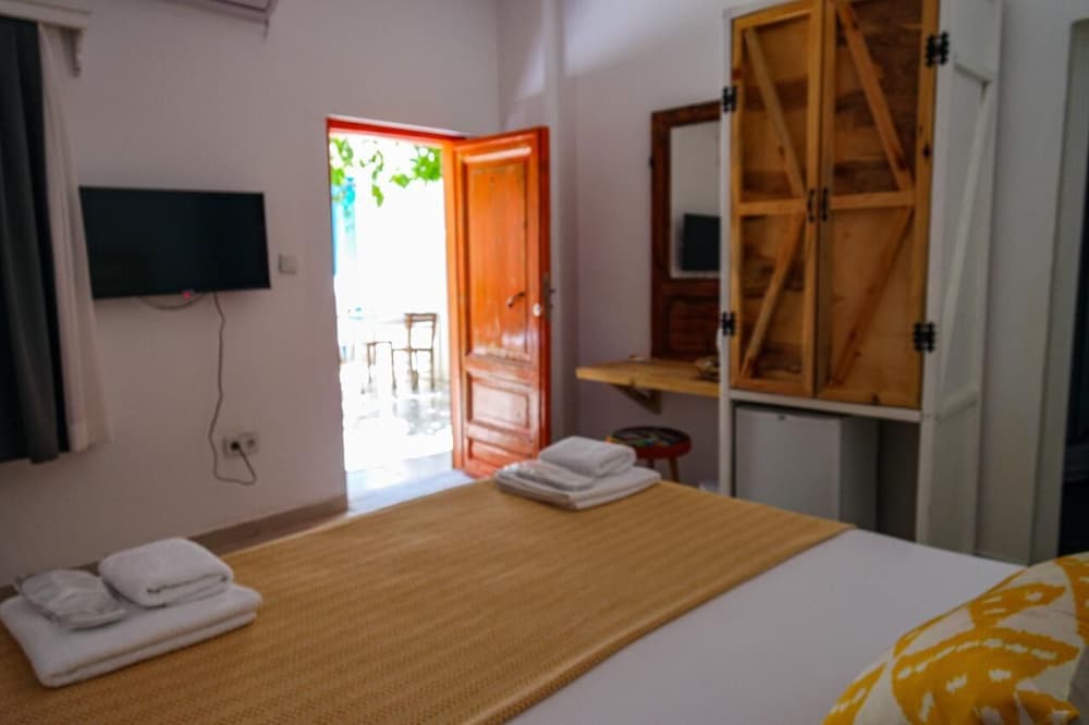 Deluxe Double Room, 1 Queen Bed, Garden View photo 2