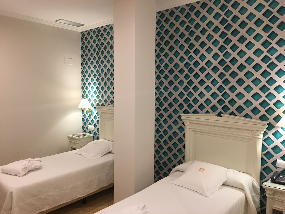 Standard Twin Room - Photo 7