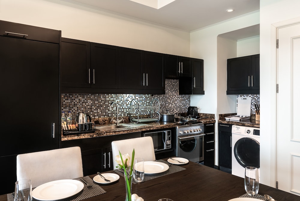 One Bedroom Apartment with Free Shuttle to Beach - Photo 4