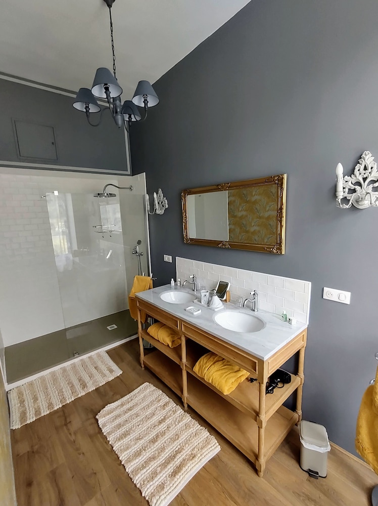 Deluxe Double Room, 1 Queen Bed, Private Bathroom, Garden View photo 2