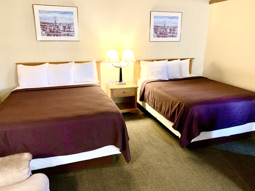 Standard Room, 2 Queen Beds (Main floor)