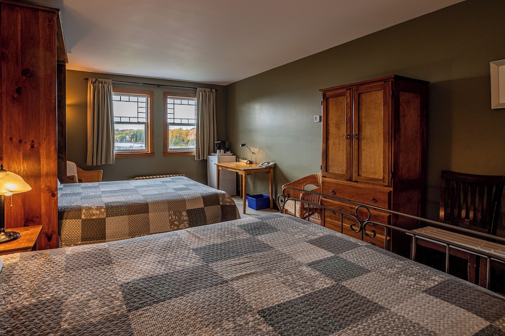Quadruple Room, 2 Queen Beds, Non Smoking, Lake View photo 2