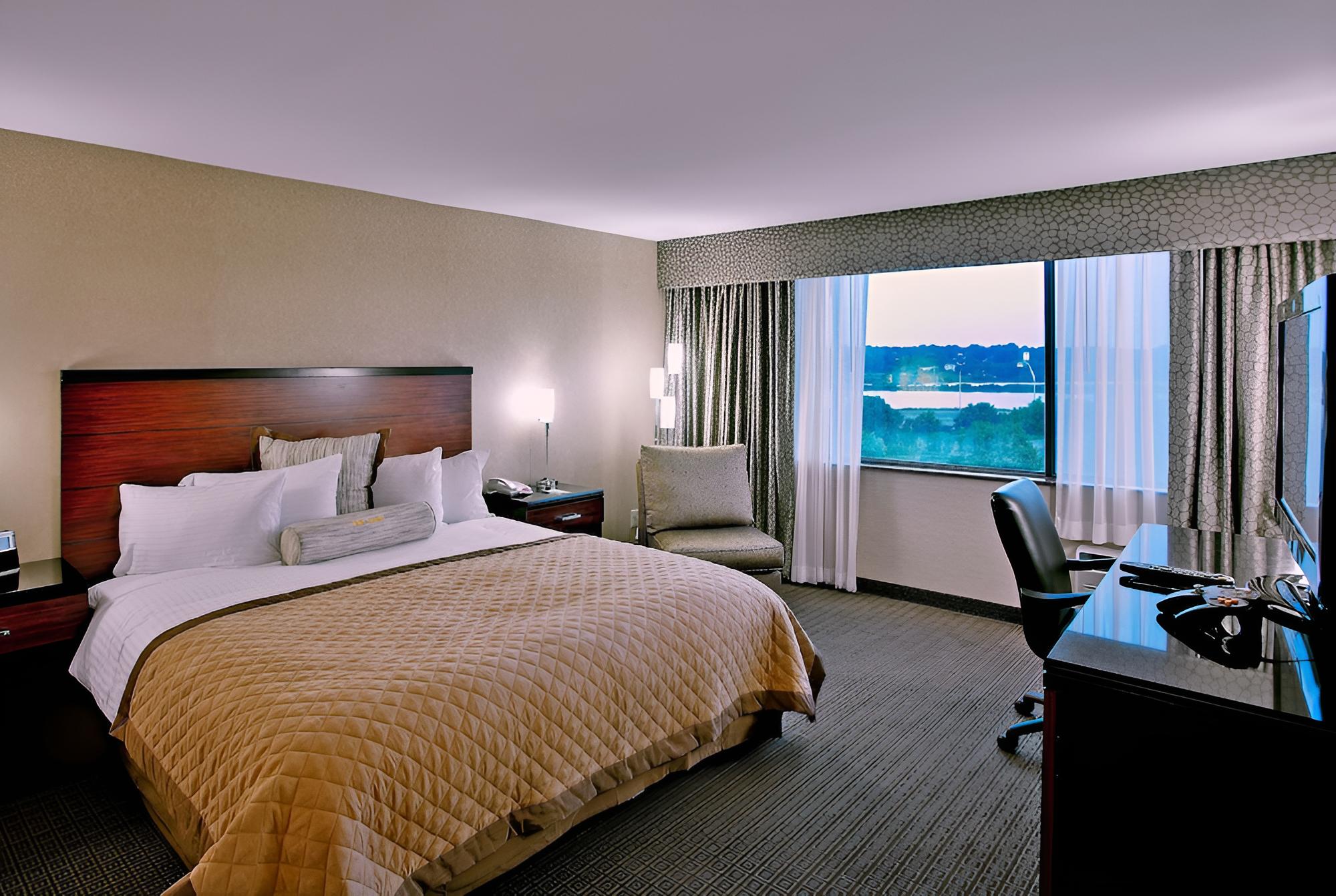 Standard Room, 1 King Bed - Photo 1