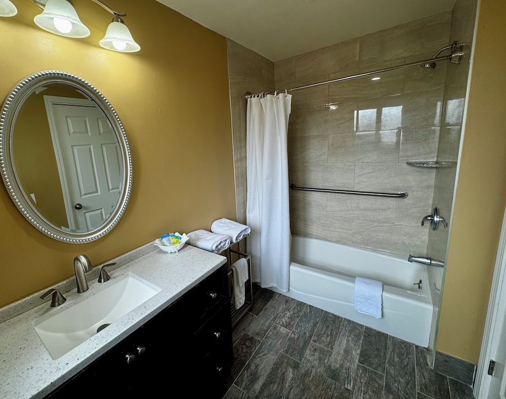 2 Bedroom Executive Suite: Double Queen - Photo 2