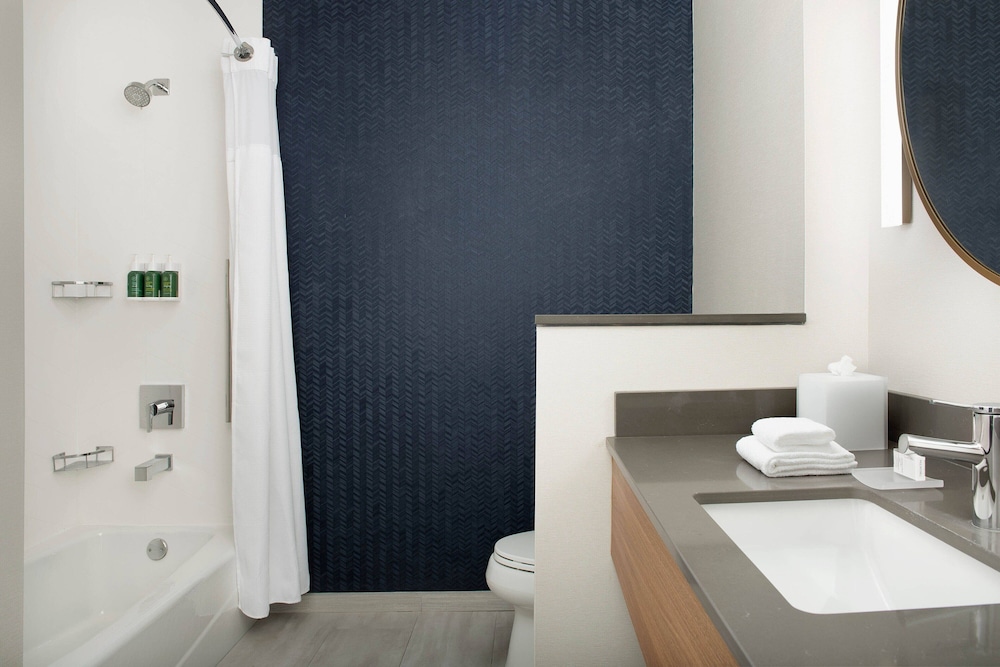 Room, 1 King Bed (Mobility Accessible, Tub) - Photo 6