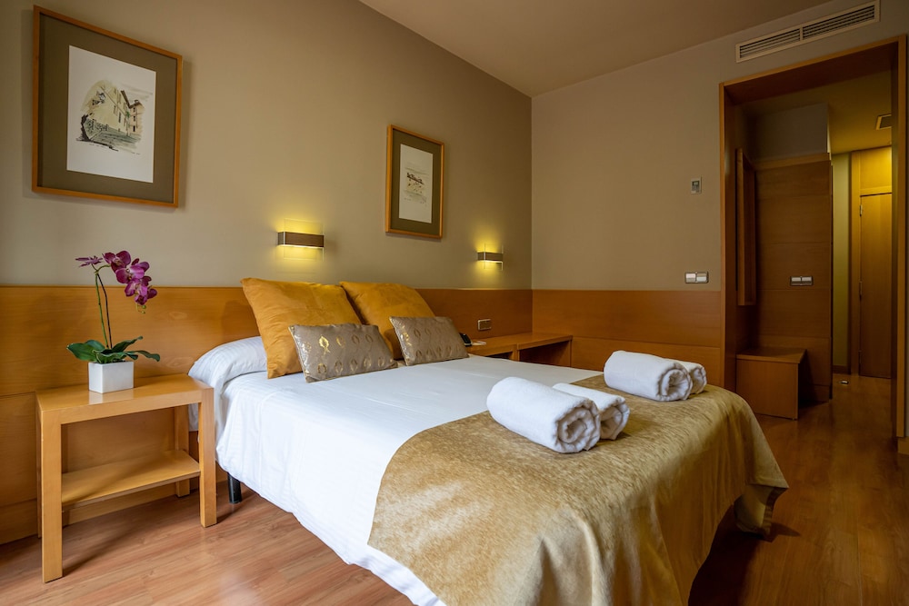 City Double Room Single Use thumbnail 6