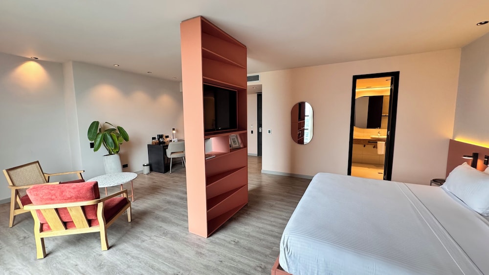 Deluxe Studio Suite, 1 King Bed - Photo 17