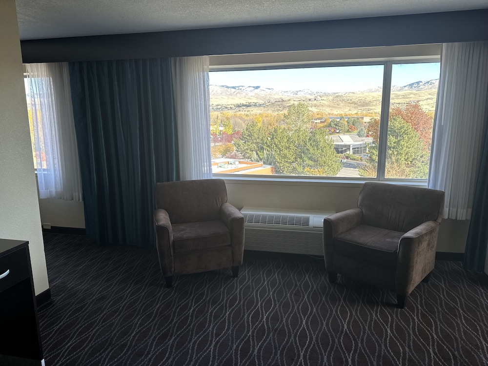 Suite, 1 King Bed, Accessible (Communications Accessible) - Photo 3