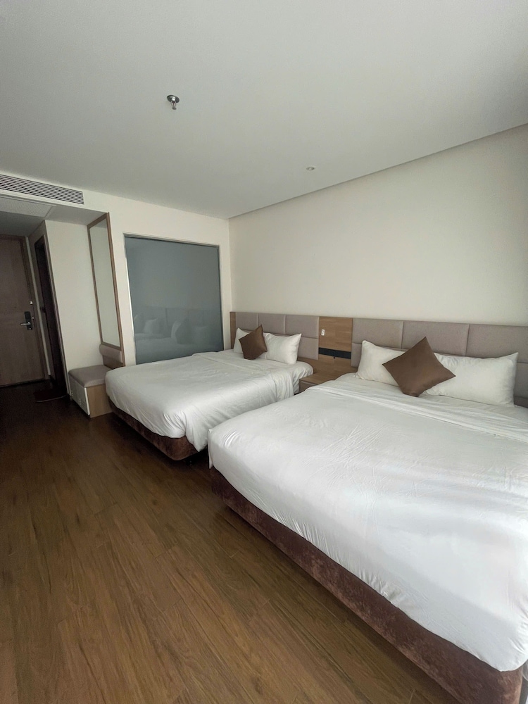 Deluxe Studio Suite, Balcony, Partial Ocean View photo 2