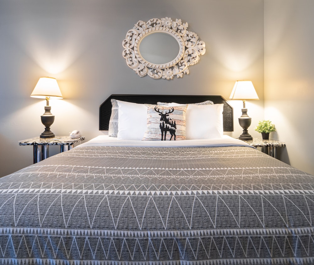 Black and White Queen Room photo 2