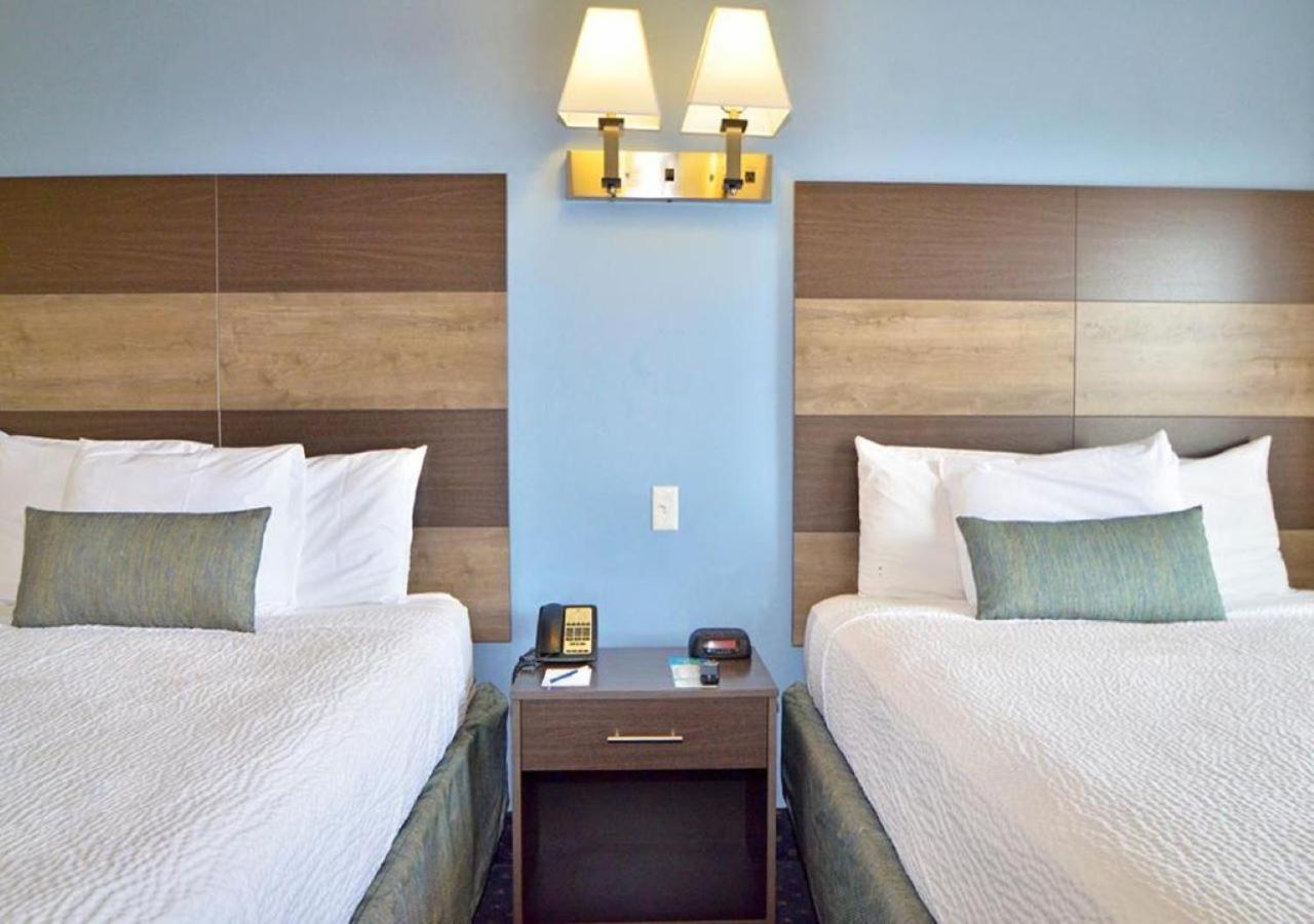 Queen Suite with Two Queen Beds, Street View - No Pets Allowed photo 3