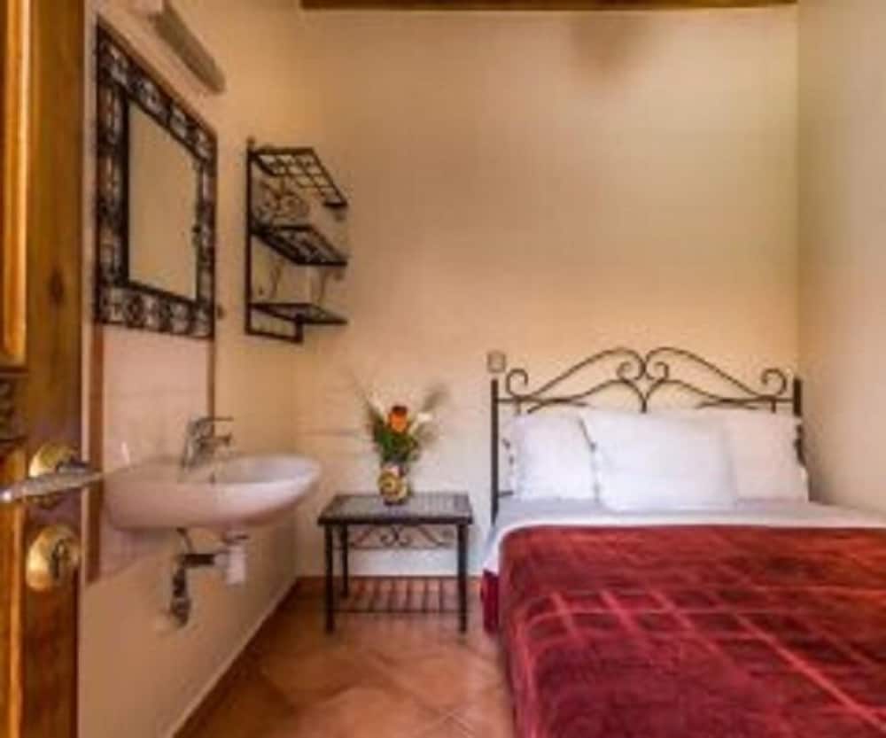 Double Room, 1 Double Bed, Shared Bathroom (AC)