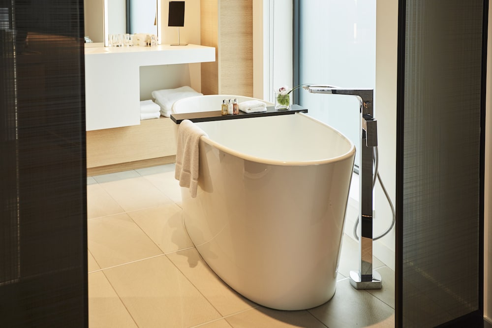 Premier Room, 1 King Bed, City View