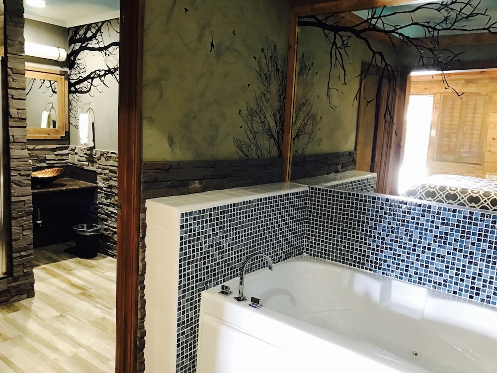 Romantic Suite, Jetted Tub photo 2