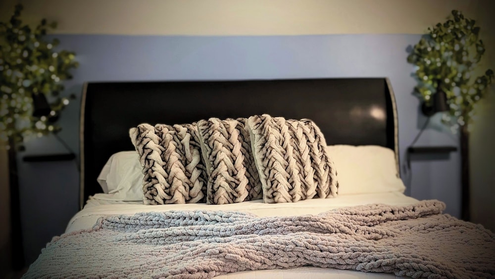 Bourbon Streer Suite - King Bedroom photo 2