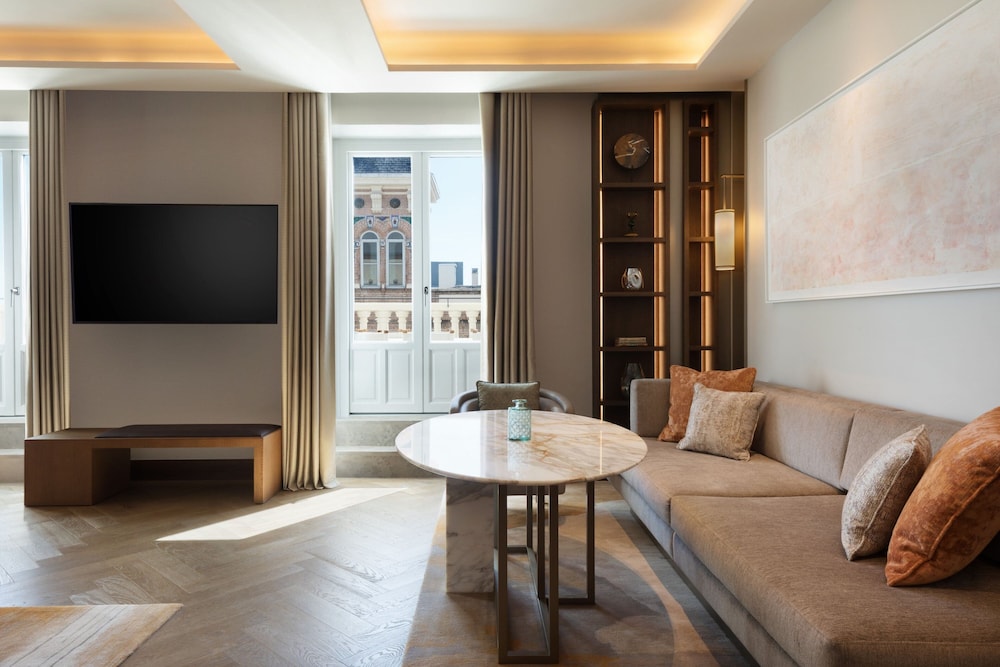 Signature Suite, 1 King Bed, Terrace (View)