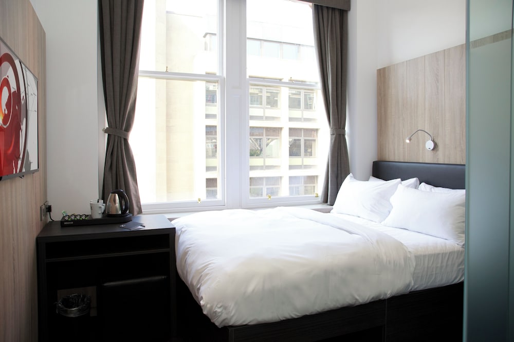 Queen Room photo 2