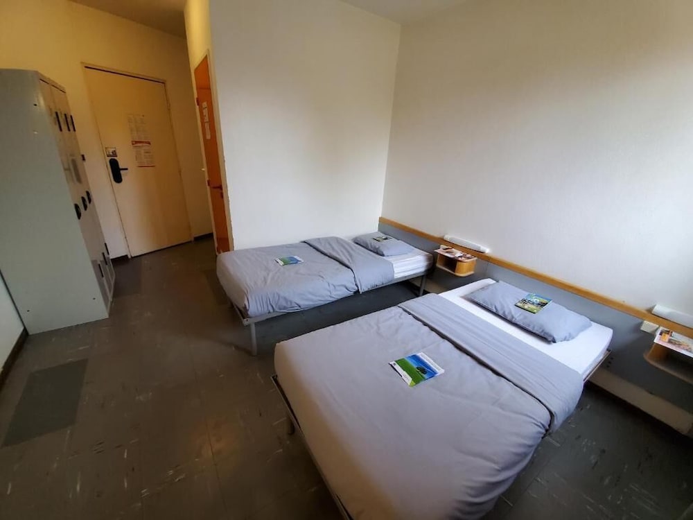 Twin Room with Ensuite Bathroom - Photo 11