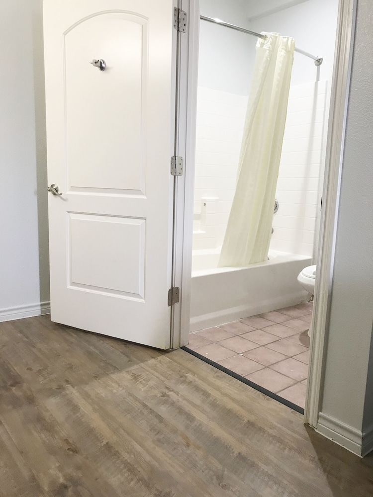Standard Single Room, 2 Queen Beds - Photo 3