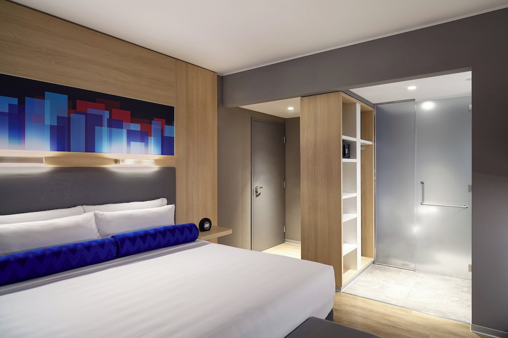 Room, 1 King Bed, Corner photo 2
