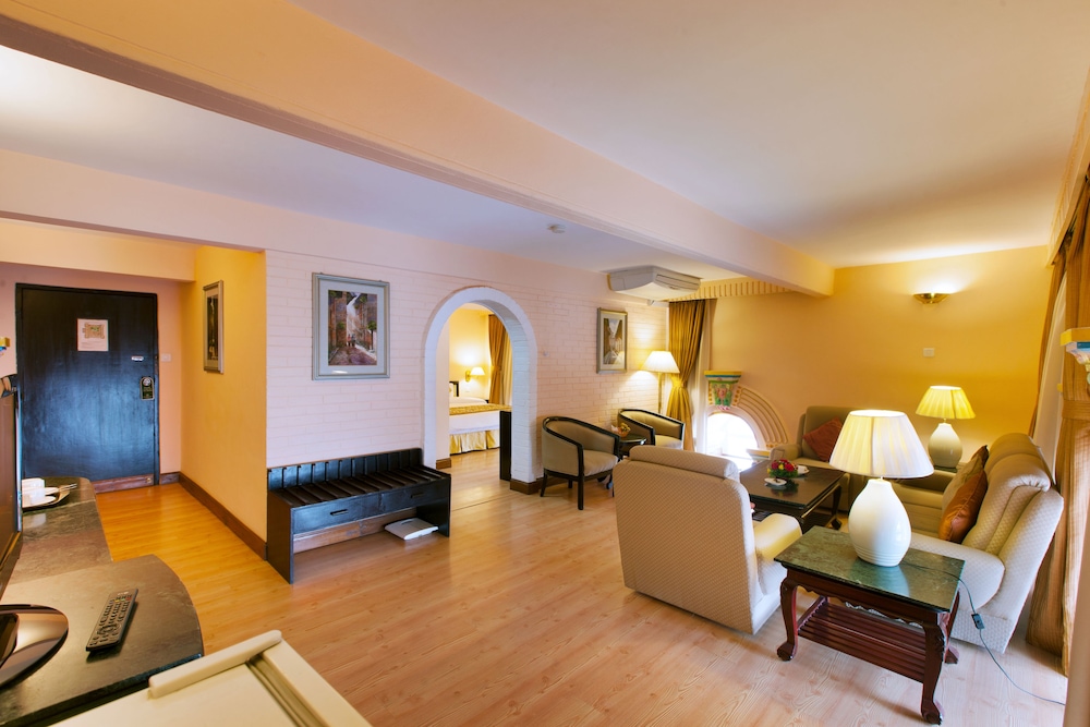 Suite - Photo 11