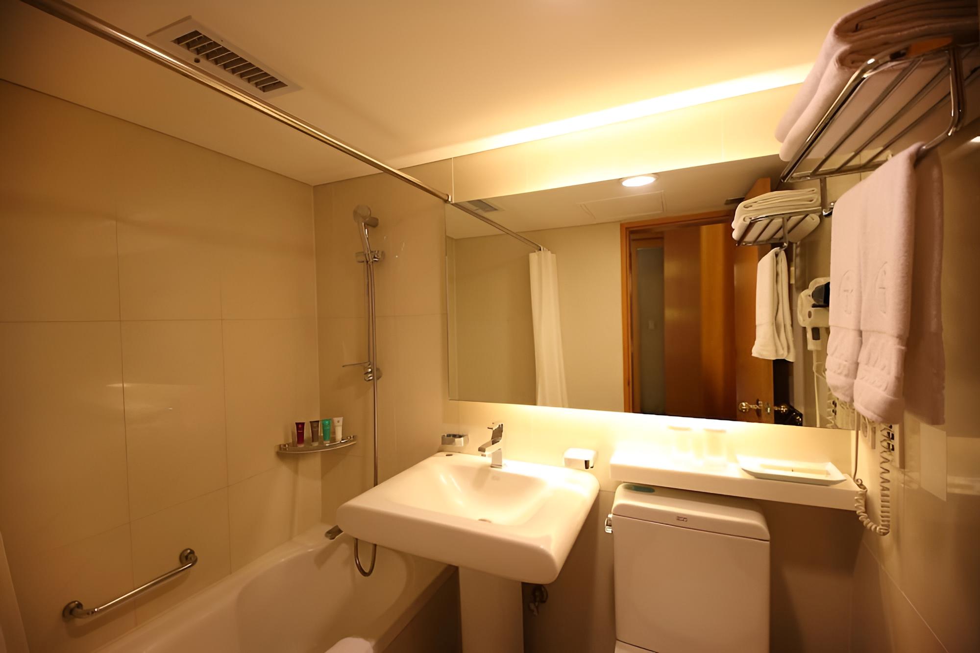 Deluxe Room, Multiple Beds - Photo 4