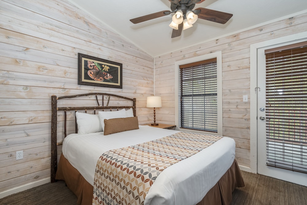 Standard Room, 1 King Bed photo 3