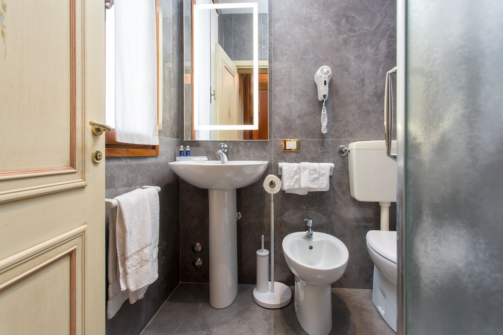 Standard Room - Photo 11