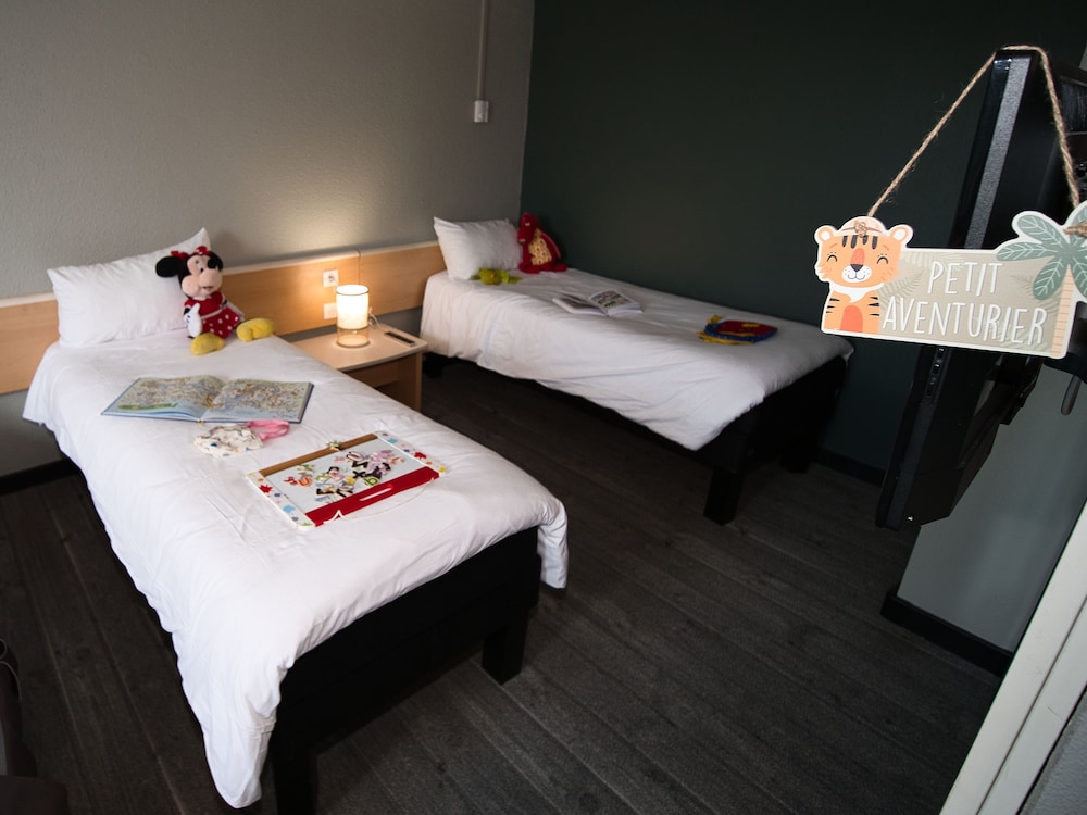 Standard Room, 2 Twin Beds - Photo 9