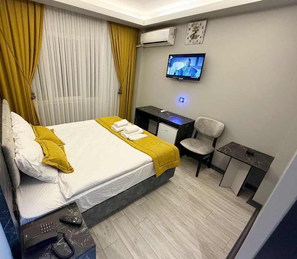 Basic Double Room Single Use, 1 Double Bed, Smoking, Private Bathroom photo 3