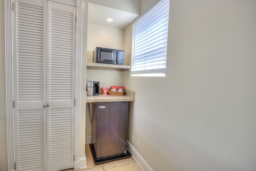 Standard Room, 2 Queen Beds, Pool Area photo 2