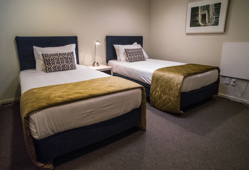 Family Studio Suite, Multiple Beds thumbnail 5