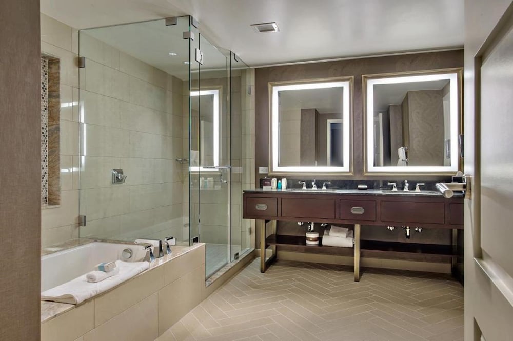 Executive Suite, 1 King Bed thumbnail 5