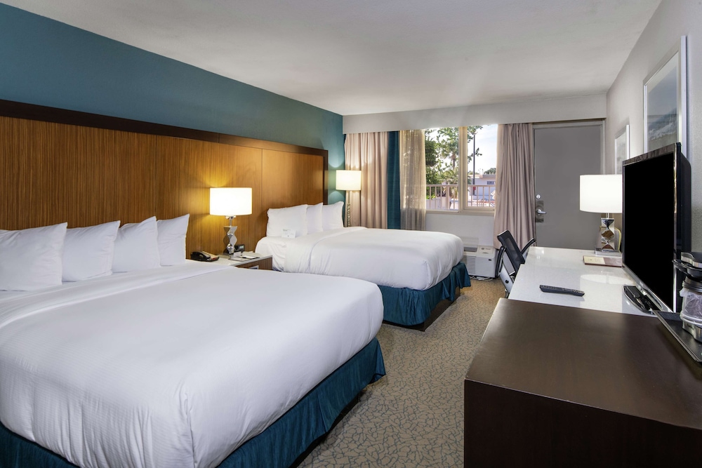 Room, 2 Queen Beds, Hearing Accessible - Photo 3