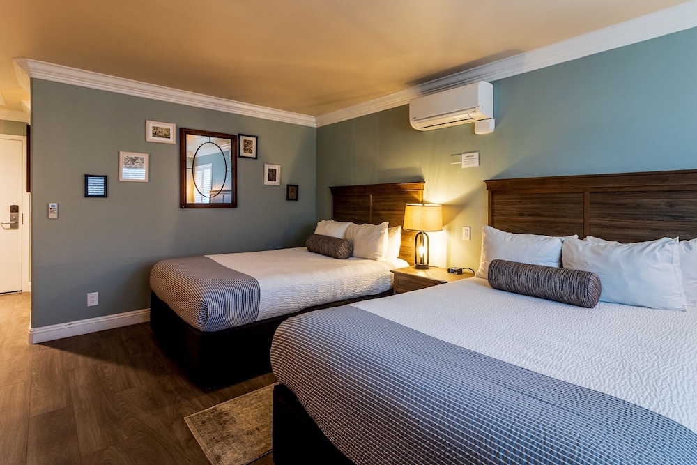 Deluxe Room, 2 Queen Beds - Photo 2