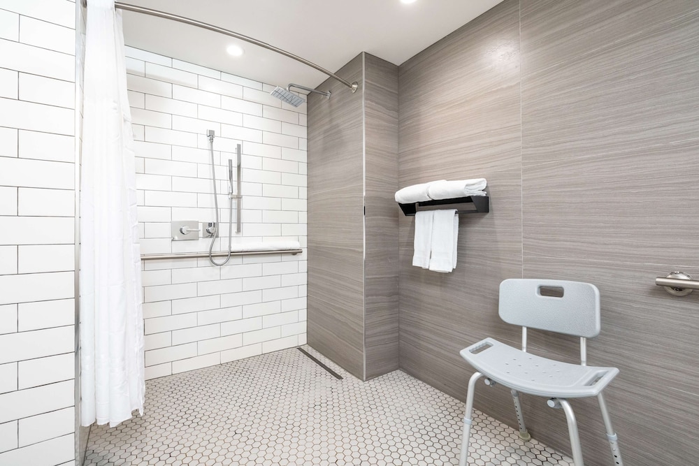 Room, 1 Queen Bed, Accessible (Mobility, Roll-in Shower) thumbnail 6