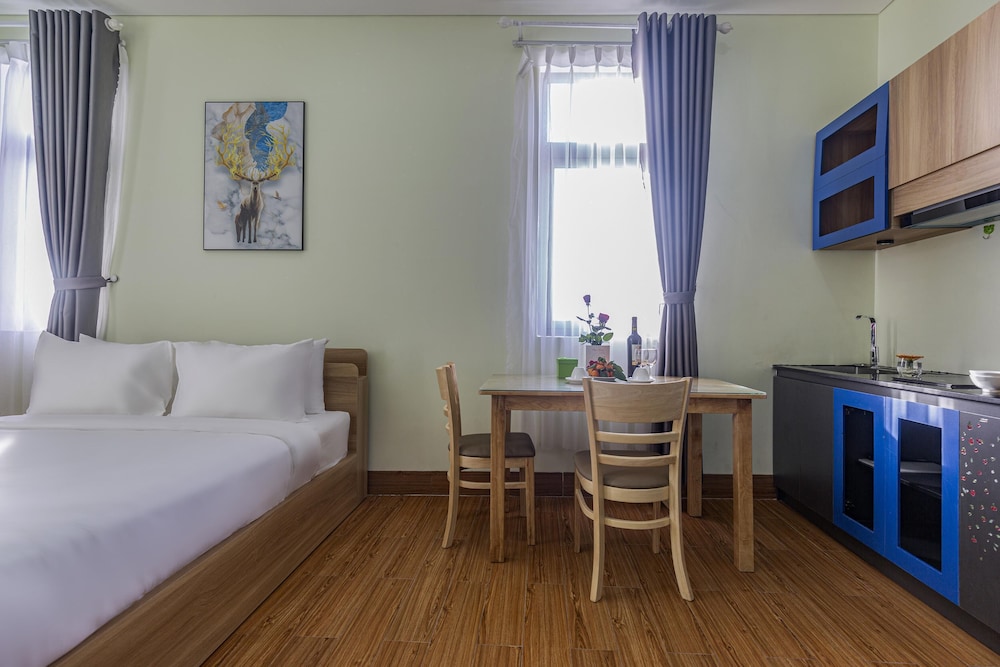 Studio King bed Seabreeze Windows