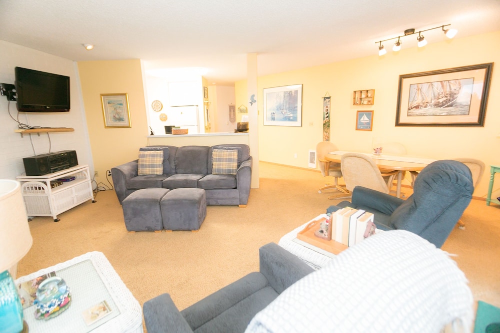 Deluxe Room, Multiple Beds, Kitchen, Pool View (1 Bedroom Dlx-Room 214-Pet Friendly) - Photo 12