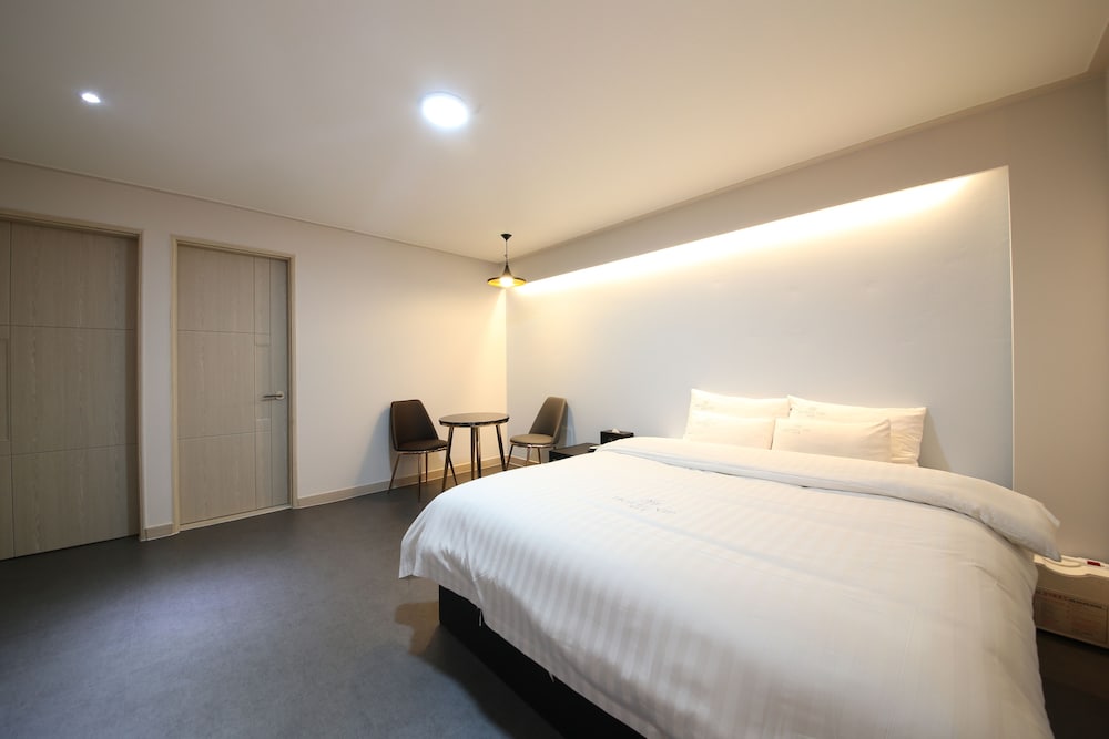 Standard Room, 1 Queen Bed, Non Smoking photo 2