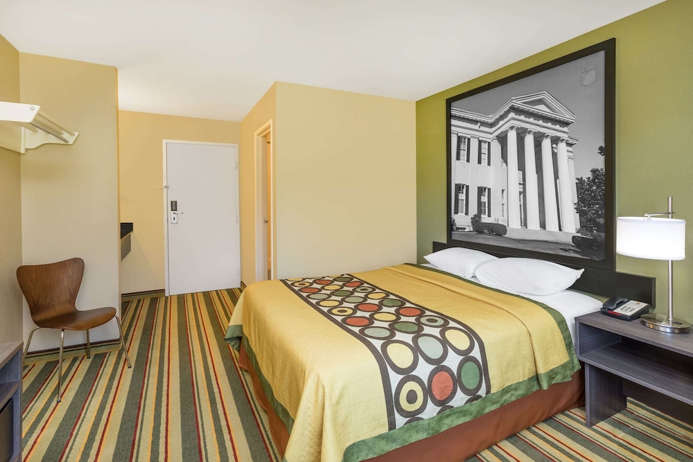 Deluxe Room, 1 Queen Bed, Non Smoking photo 1