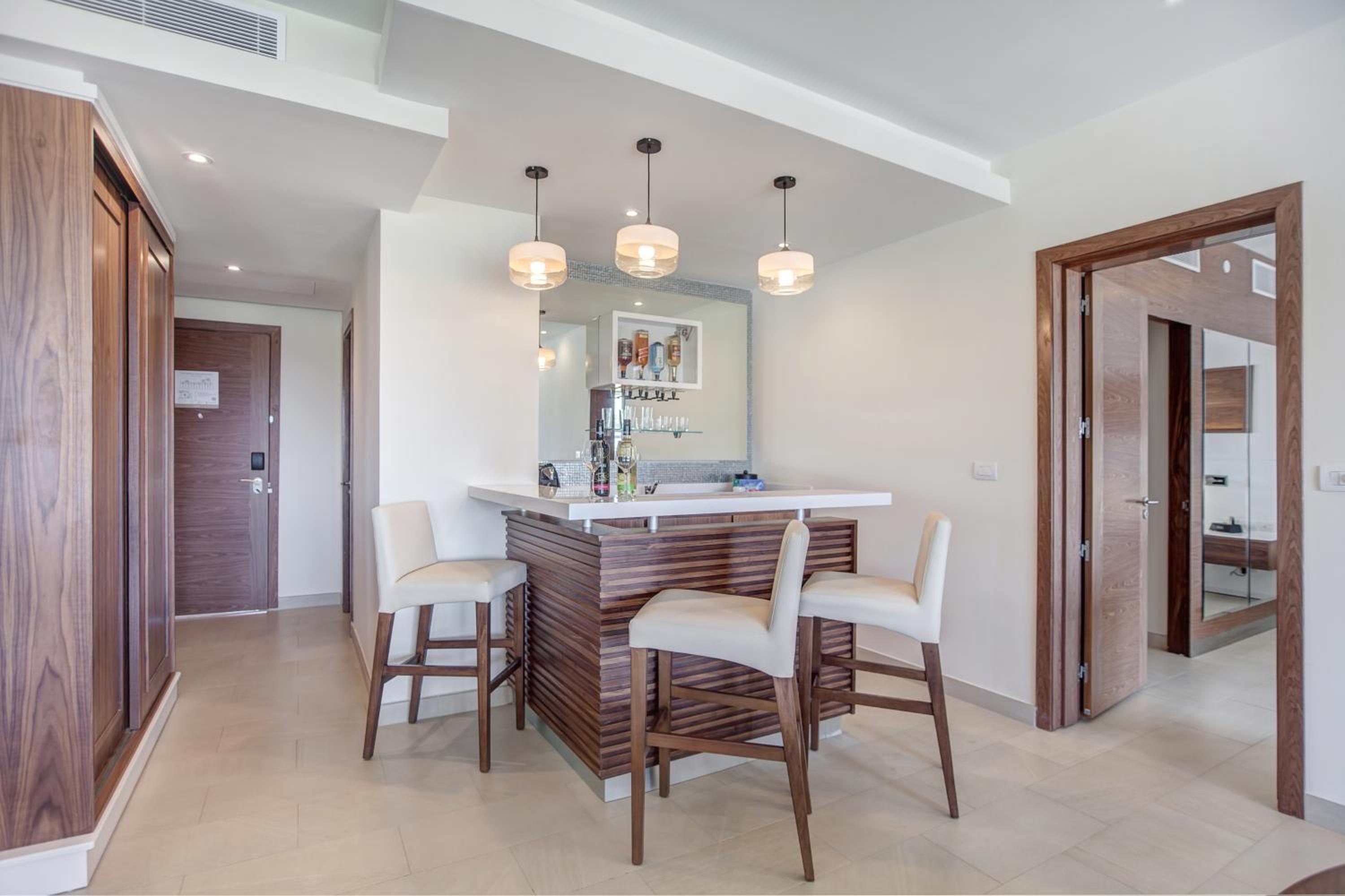 Luxury Penthouse One bedroom suite Ocean view terrace hot tub Diamond Club photo 3