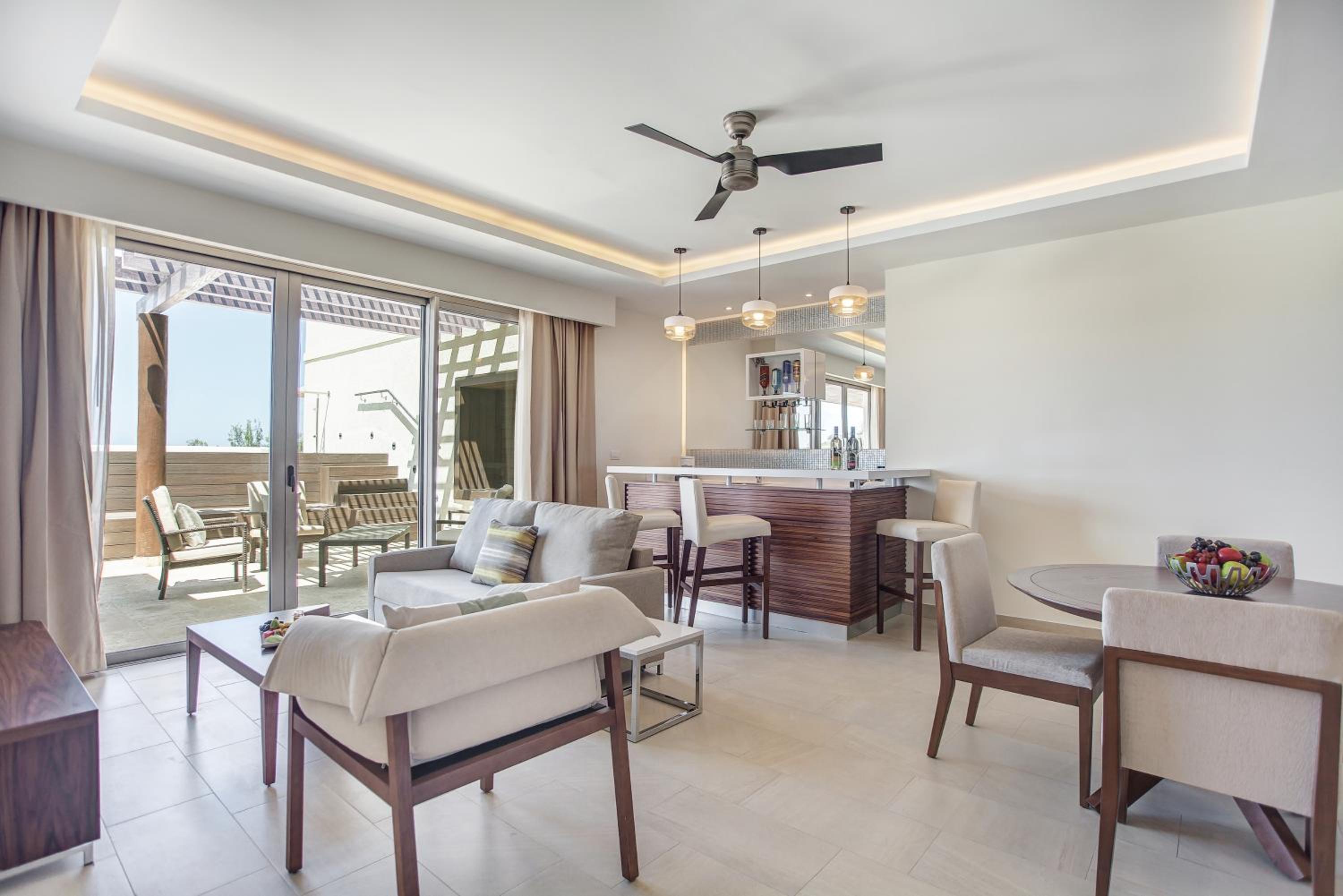 Luxury Presidential One Bedroom Swim Out Diamond Club photo 3