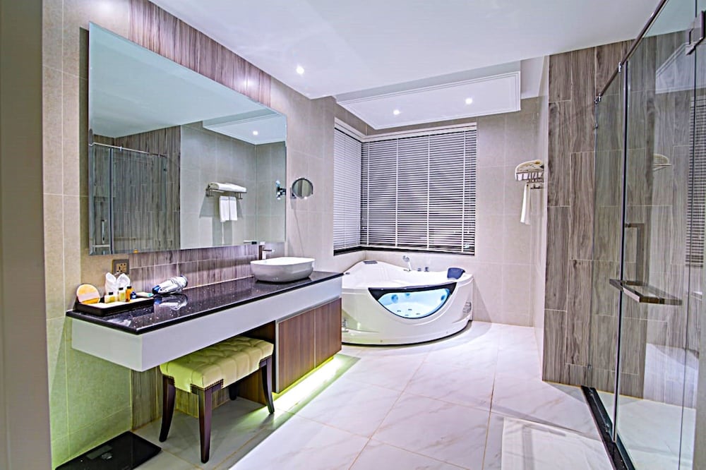 Executive Suite Pool View - Photo 5