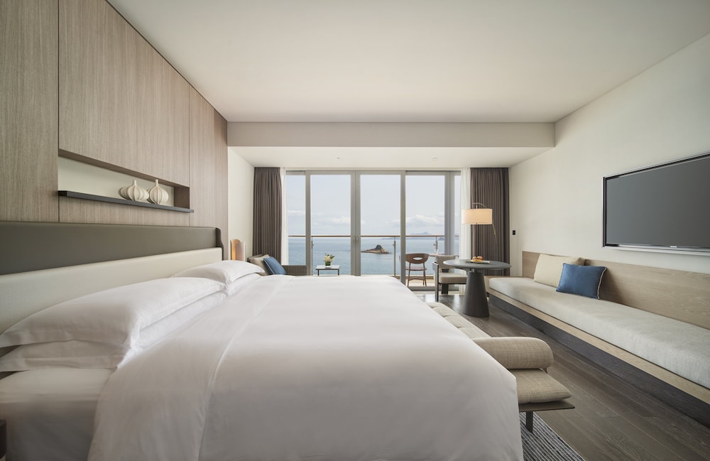 Classic Room, 1 King Bed, Balcony, Ocean View (Club Lounge Access)