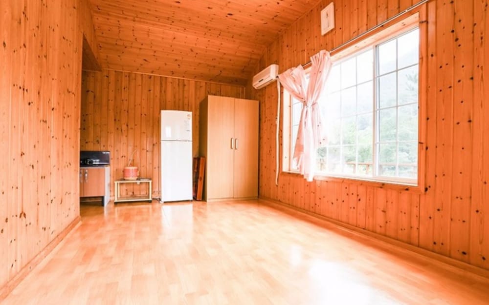 Room (No 3)